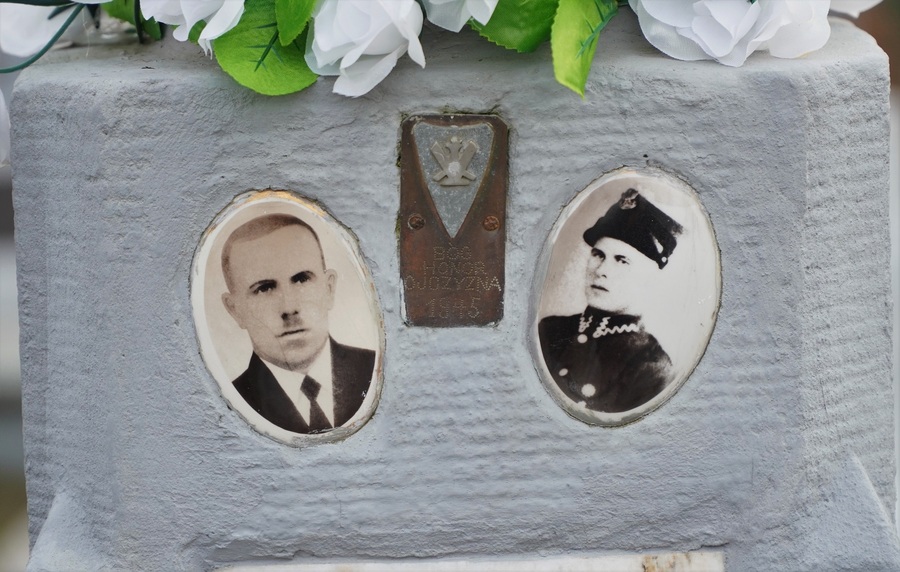 Dr Marcin Bukała pali znicze na grobie kpr. Jana Staszczaka – żołnierza Placówki AK Hyżne.  Fot. IPN Rzeszów