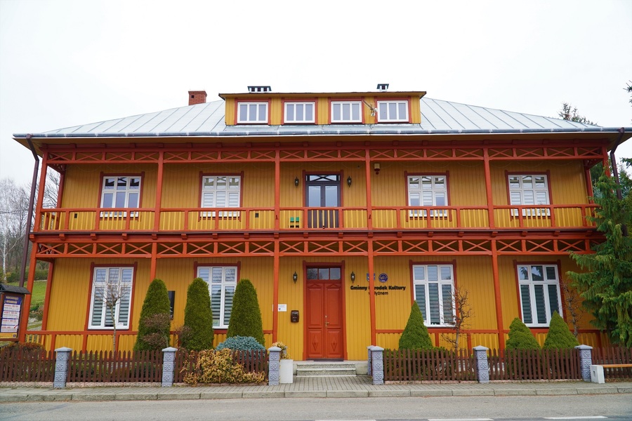 Budynek GOK, była Placówka Posterunku Milicji Obywatelskiej w Hyżnem. Fot. IPN Rzeszów