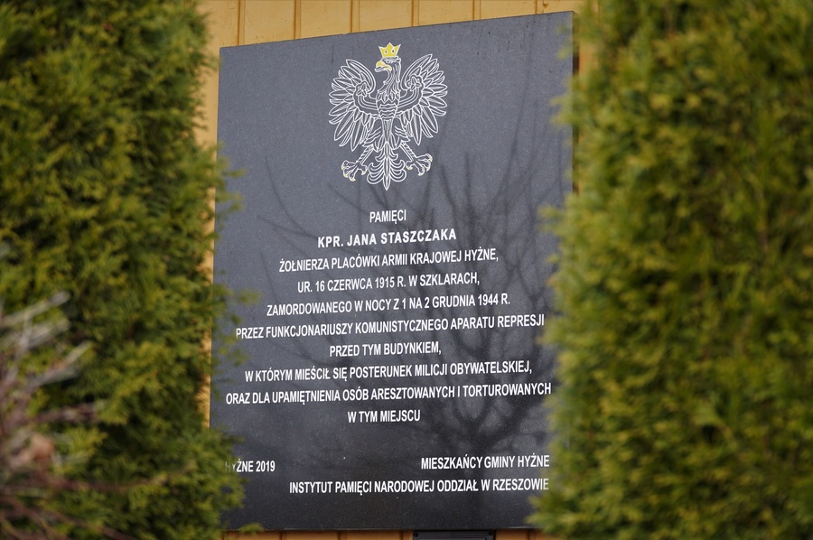 Tablica pamiątkowa poświęcona kapralowi oraz osobom aresztowanym i torturowanym w budynku Posterunku Milicji Obywatelskiej w Hyżnem (obecny budynek GOK). Fot. IPN Rzeszów