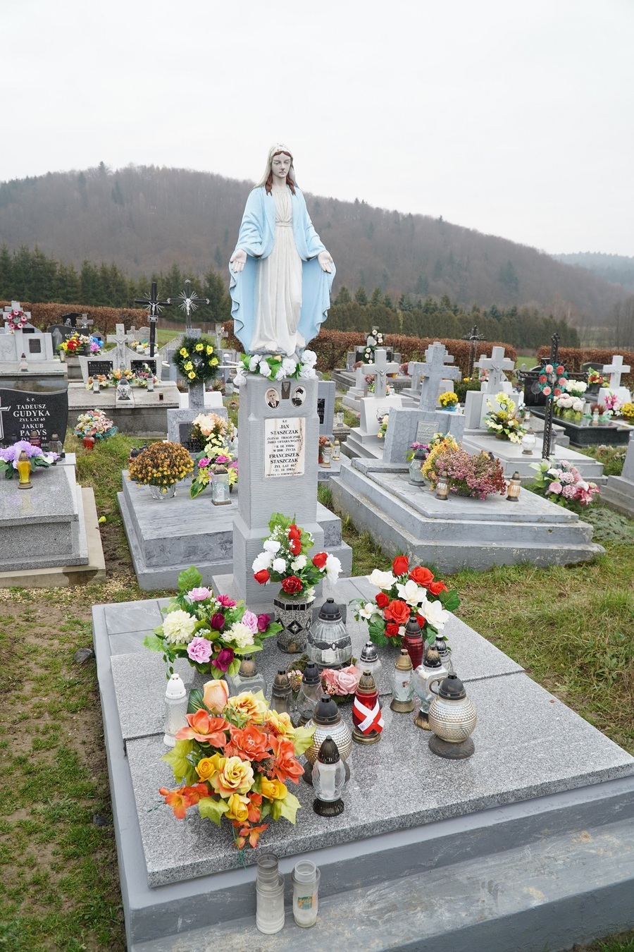 Dr Marcin Bukała pali znicze na grobie kpr. Jana Staszczaka – żołnierza Placówki AK Hyżne. Fot. IPN Rzeszów