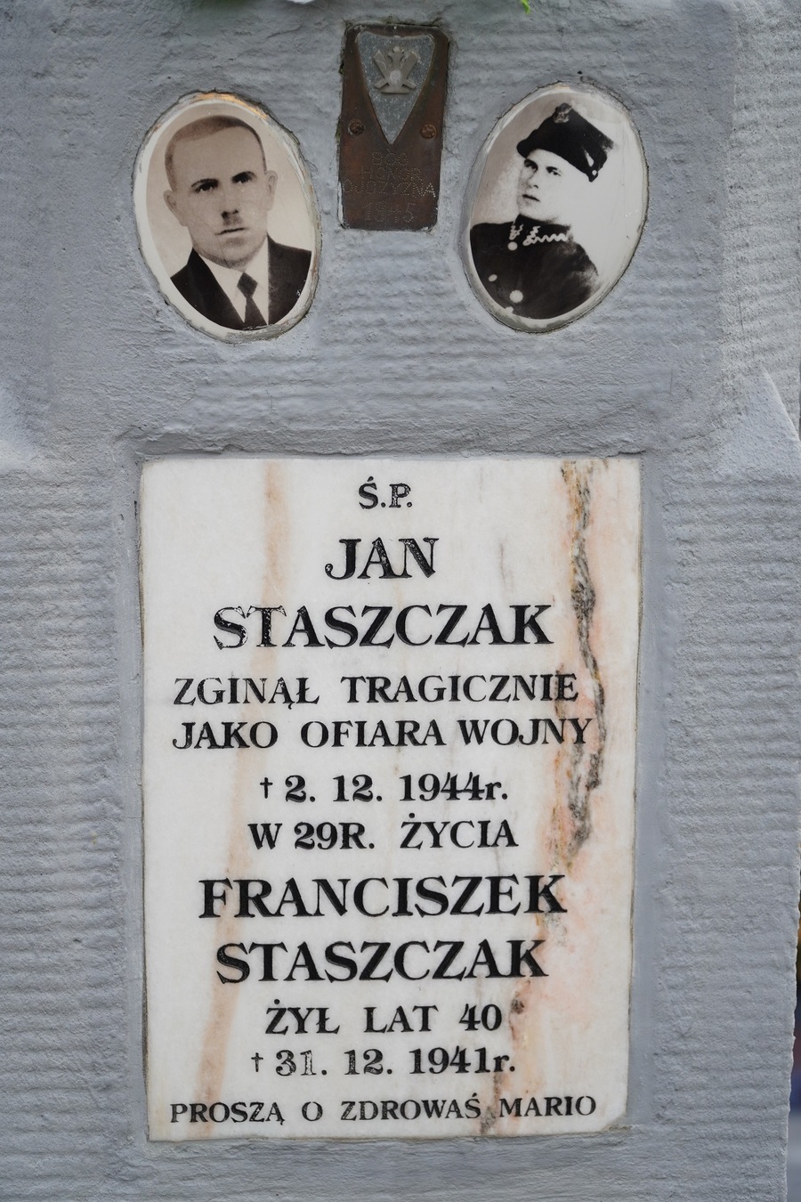 Dr Marcin Bukała pali znicze na grobie kpr. Jana Staszczaka – żołnierza Placówki AK Hyżne. Fot. IPN Rzeszów