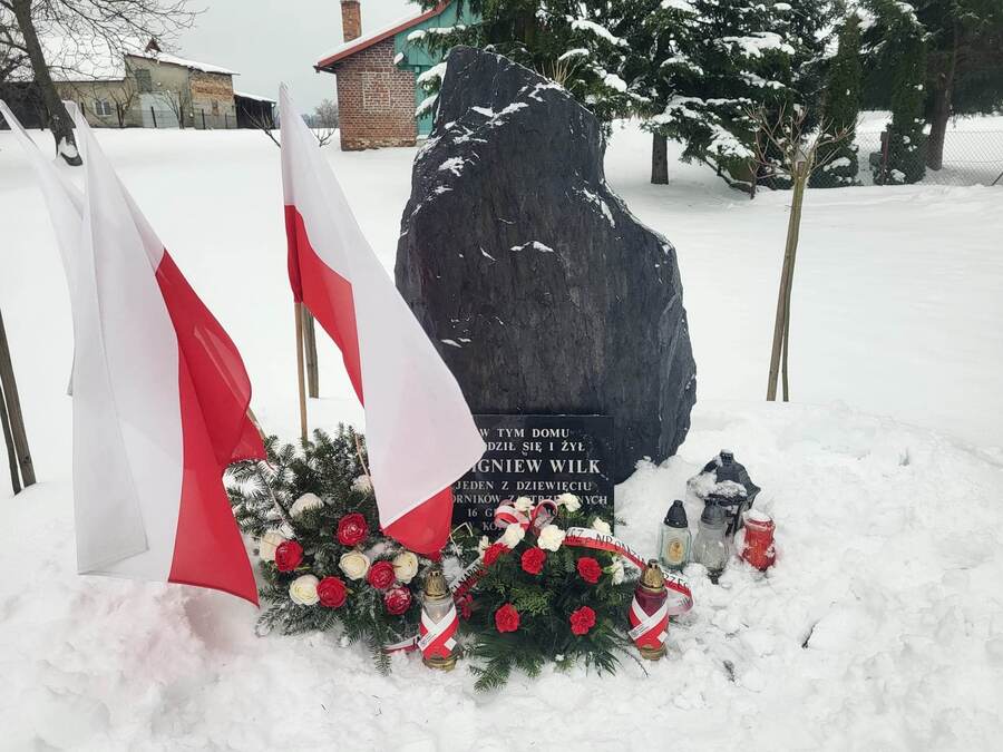 Dzierdziówka obelisk upamiętniający  śp. Zbigniewa Wilka, zamordowanego w Kopalni „Wujek” 16 grudnia 1981 r. Fot. Stanisław Stopyra IPN Rzeszów