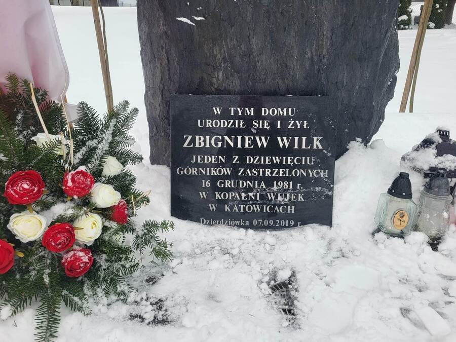 Dzierdziówka obelisk upamiętniający  śp. Zbigniewa Wilka, zamordowanego w Kopalni „Wujek” 16 grudnia 1981 r. Fot. Stanisław Stopyra IPN Rzeszów
