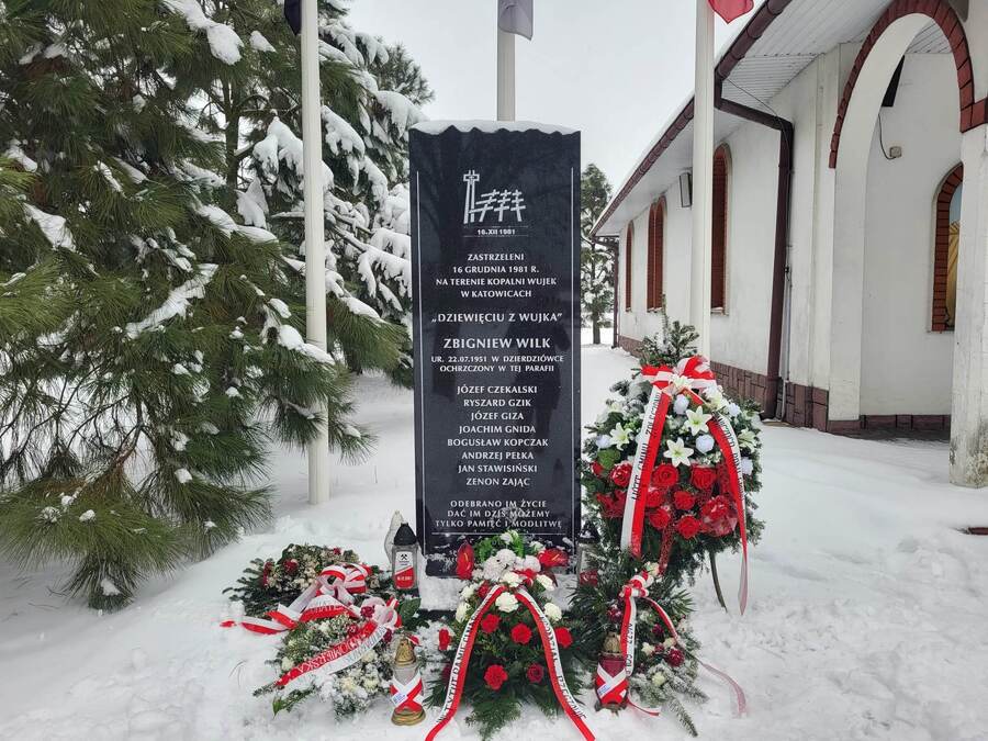 Cmentarz Zaleszany pomnik upamiętniający ofiary stanu wojennego zamordowane w Kopalni „Wujek” 16 grudnia 1981 r. Fot. Stanisław Stopyra IPN Rzeszów