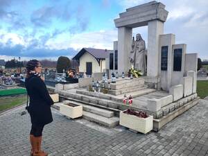 Maria Rejman zapaliła znicze na grobie hrabiego Stefana Dąmbskiego - Powstańca Wielkopolskiego – Cmentarz w Rudnej Wielkiej, 27 grudnia 2022