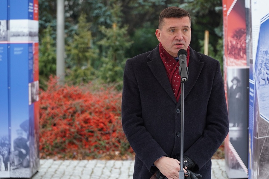 Dr hab. Dariusz Iwaneczko na otwarciu wystawy plenerowej „Ramię krzep – Ojczyźnie służ”. 135 rocznica powstania Sokolstwa Polskiego w Ameryce – Rzeszów, 10 stycznia 2023. Fot. Marcin Bukała IPN Rzeszów