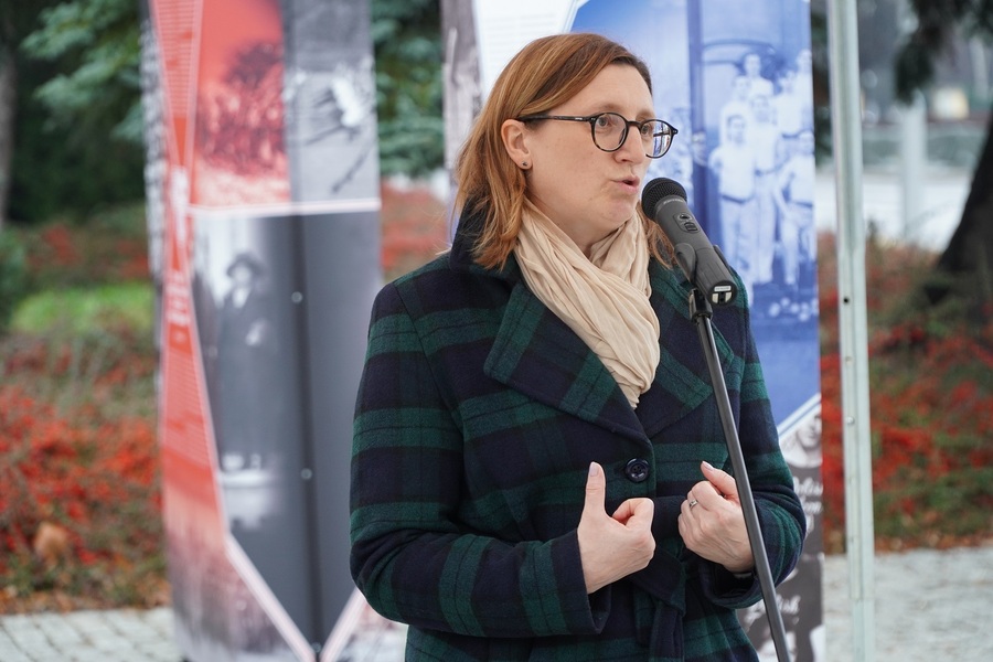 Marzena Kruk, dyrektor Archiwum IPN na otwarciu wystawy plenerowej „Ramię krzep – Ojczyźnie służ”. 135 rocznica powstania Sokolstwa Polskiego w Ameryce – Rzeszów, 10 stycznia 2023. Fot. Marcin Bukała IPN Rzeszów