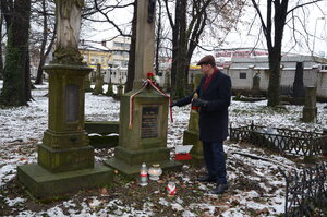 Przedstawiciele IPN Rzeszów palą znicze na grobach Powstańców Styczniowych na Starym Cmentarzu w Rzeszowie, 20 stycznia 2023. Fot. Katarzyna Gajda-Bator IPN