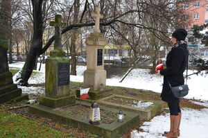 Przedstawiciele OBUWiM palą znicze na grobach Powstańców Styczniowych na Starym Cmentarzu w Rzeszowie, 20 stycznia 2023r Fot. Katarzyna Gajda-Bator IPN