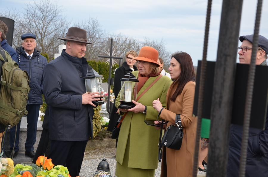 Modlitwa i złożenie kwiatów na grobie rodziny Ulmów oraz grobach „Ratujących” z Markowej – Markowa, 24 marca 2023. Fot. Katarzyna Gajda-Bator (IPN)