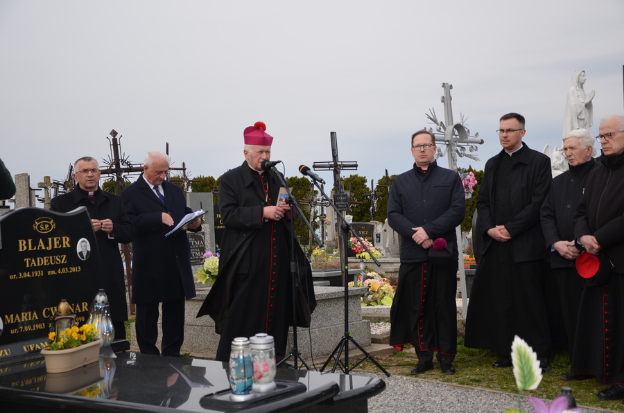 Modlitwa i złożenie kwiatów na grobie rodziny Ulmów oraz grobach „Ratujących” z Markowej – Markowa, 24 marca 2023. Fot. Katarzyna Gajda-Bator (IPN)