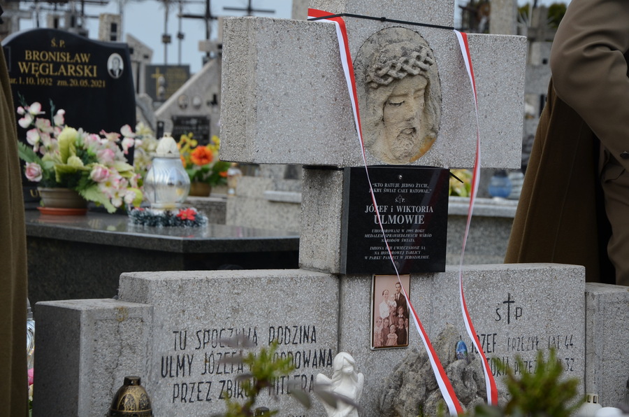 Modlitwa i złożenie kwiatów na grobie rodziny Ulmów oraz grobach „Ratujących” z Markowej – Markowa, 24 marca 2023. Fot. Katarzyna Gajda-Bator (IPN)