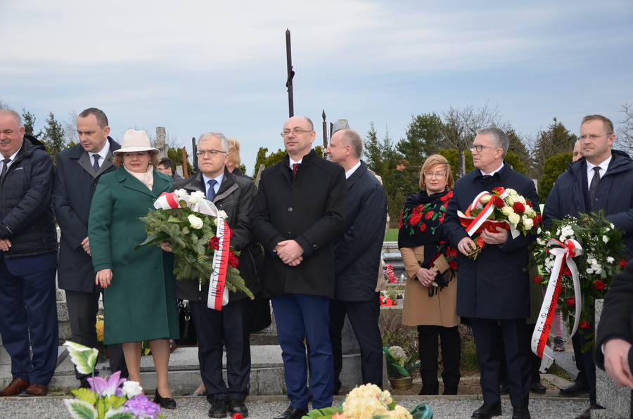 Modlitwa i złożenie kwiatów na grobie rodziny Ulmów oraz grobach „Ratujących” z Markowej – Markowa, 24 marca 2023. Fot. Katarzyna Gajda-Bator (IPN)