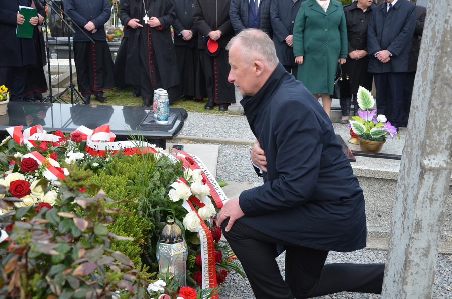 Modlitwa i złożenie kwiatów na grobie rodziny Ulmów oraz grobach „Ratujących” z Markowej – Markowa, 24 marca 2023. Fot. Katarzyna Gajda-Bator (IPN)