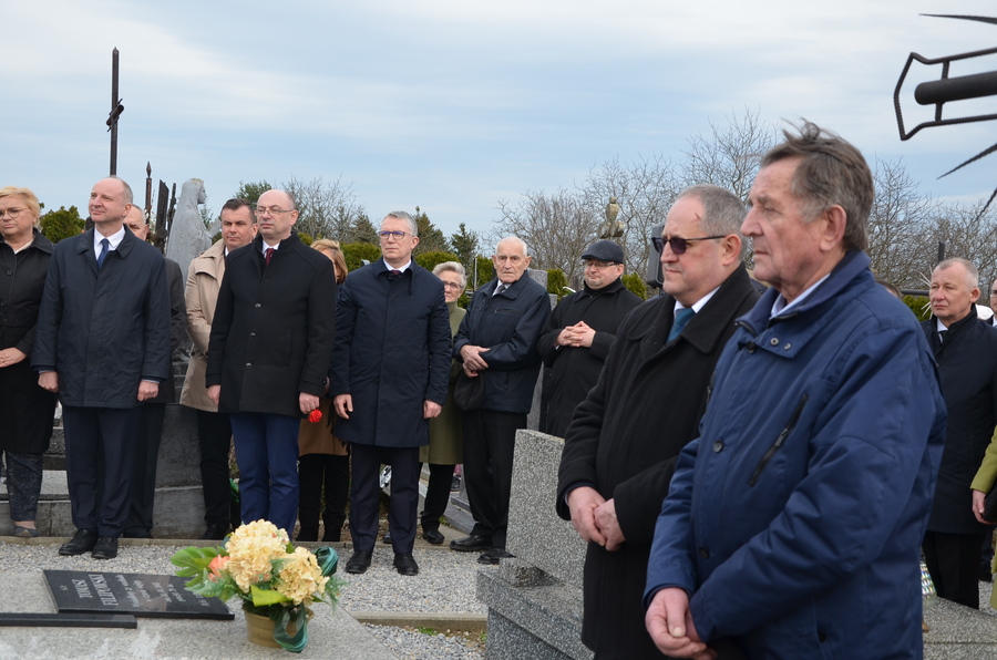 Modlitwa i złożenie kwiatów na grobie rodziny Ulmów oraz grobach „Ratujących” z Markowej – Markowa, 24 marca 2023. Fot. Katarzyna Gajda-Bator (IPN)