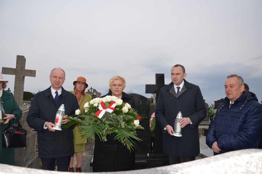 Modlitwa i złożenie kwiatów na grobie rodziny Ulmów oraz grobach „Ratujących” z Markowej – Markowa, 24 marca 2023. Fot. Katarzyna Gajda-Bator (IPN)