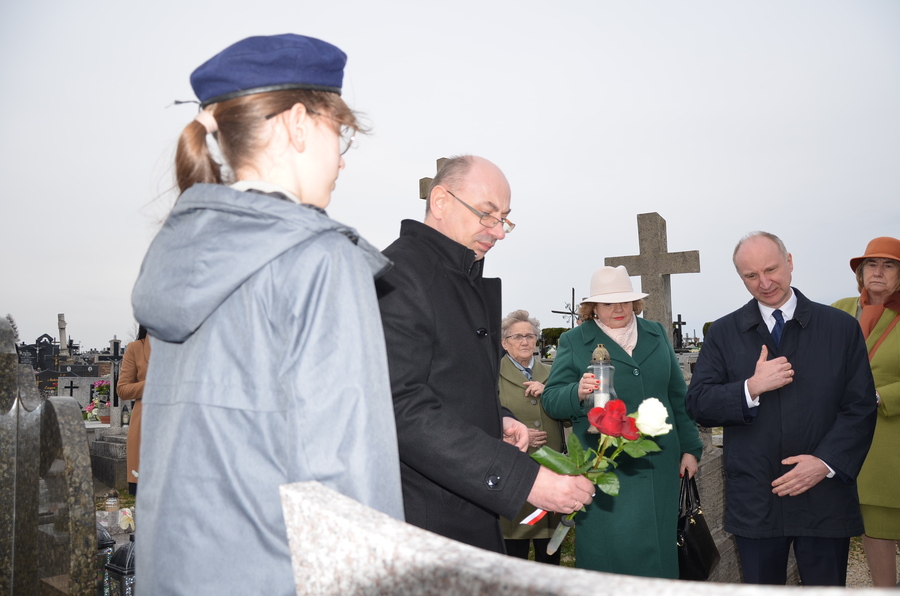 Modlitwa i złożenie kwiatów na grobie rodziny Ulmów oraz grobach „Ratujących” z Markowej – Markowa, 24 marca 2023. Fot. Katarzyna Gajda-Bator (IPN)