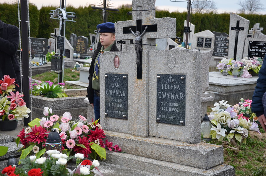 Modlitwa i złożenie kwiatów na grobie rodziny Ulmów oraz grobach „Ratujących” z Markowej – Markowa, 24 marca 2023. Fot. Katarzyna Gajda-Bator (IPN)