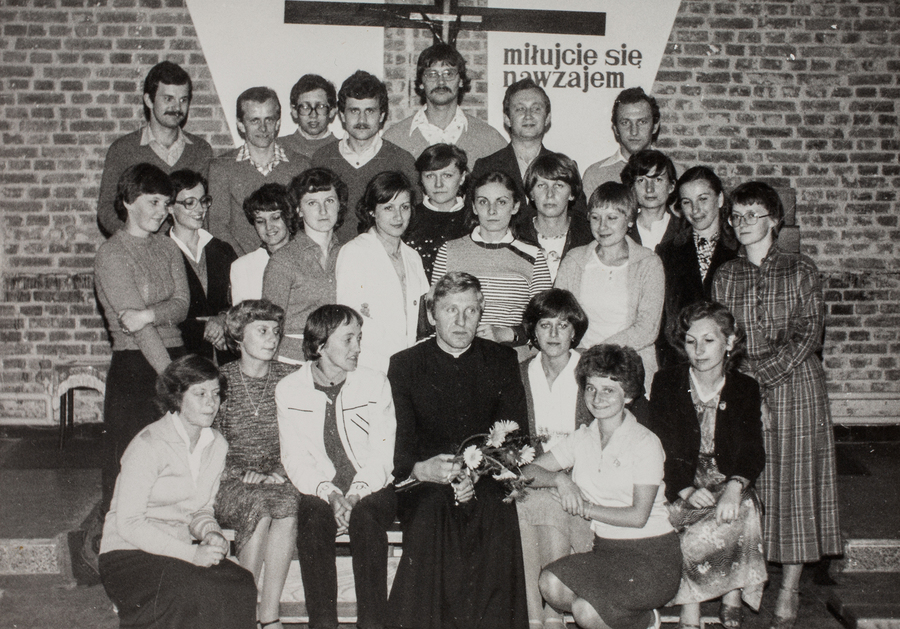 Student Jan Niemiec (w górnym rzędzie, trzeci od lewej) z ks. Ireneuszem Folcikiem oraz koleżankami i kolegami z Duszpasterstwa Akademickiego „Wieczernik” w Rzeszowie pod koniec lat 70. ubiegłego wieku.