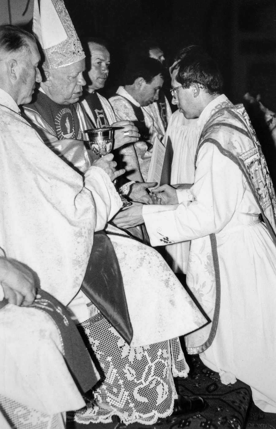 Diakon Jan Niemiec przyjmuje święcenia kapłańskie z rąk bpa Ignacego Tokarczuka 24 czerwca 1987 r.