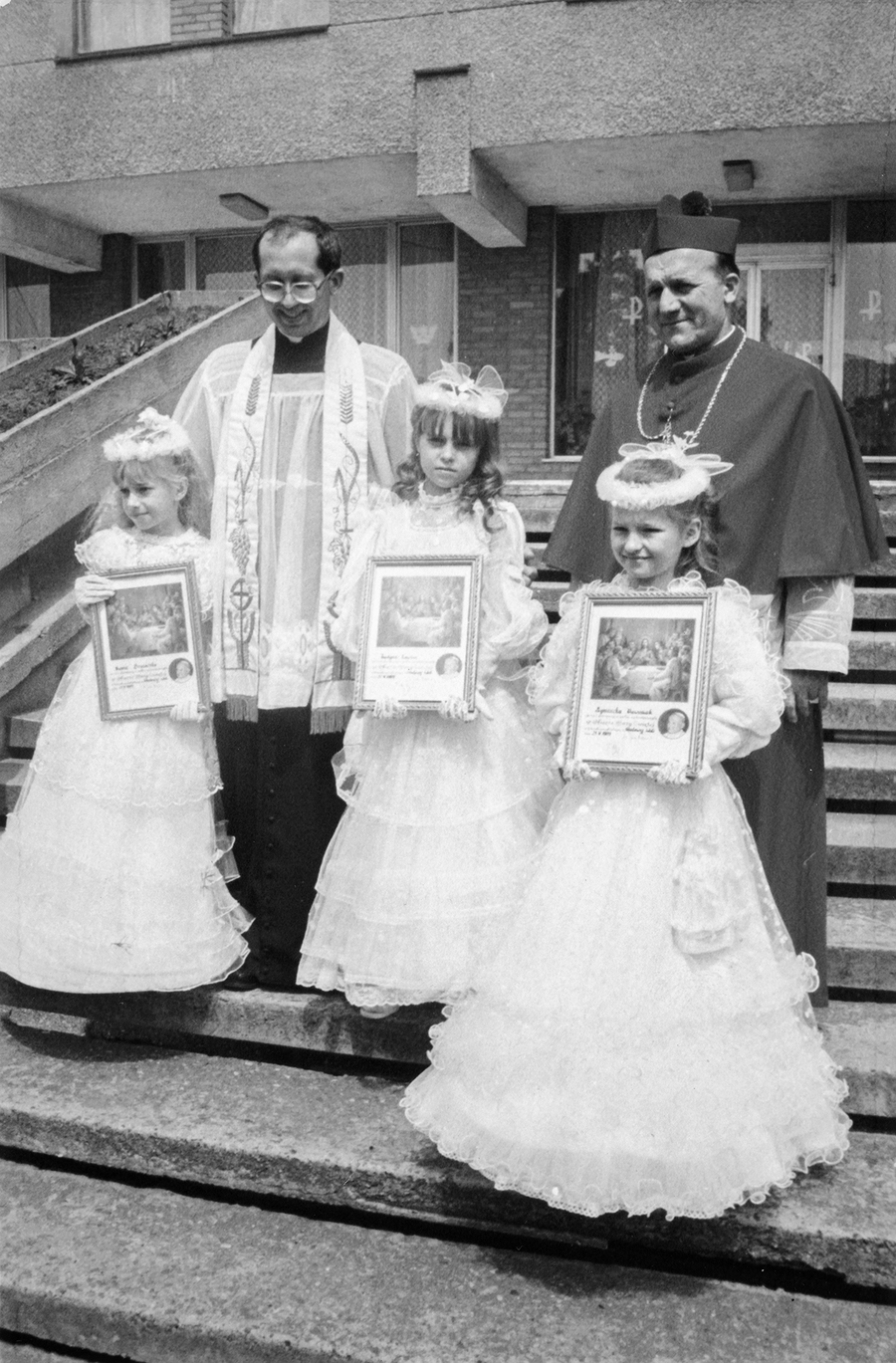 Ks. Janem Niemcem z biskupem Edwardem Frankowskim i dziećmi pierwszokomunijnymi w Stalowej Woli w 1989 r.