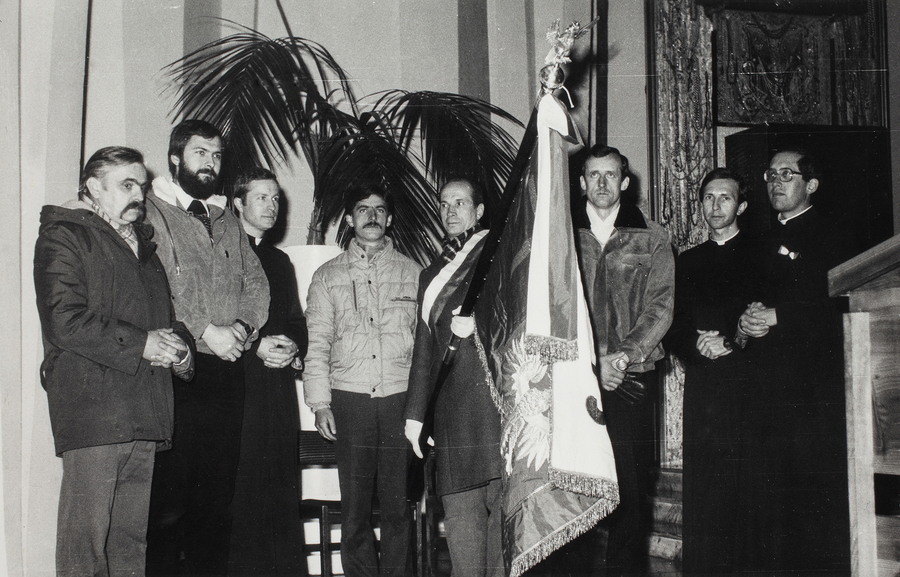 Ks. Jan Niemiec (pierwszy od prawej) ze działaczami stalowowolskiej „Solidarności” ze sztandarem Regionu Ziemia Sandomierska NSZZ „S”, ks. Janem Prucnalem (drugi od prawej) i ks. Adamem Gardyaszem (trzeci od lewej), prawdopodobnie w 1989 r.