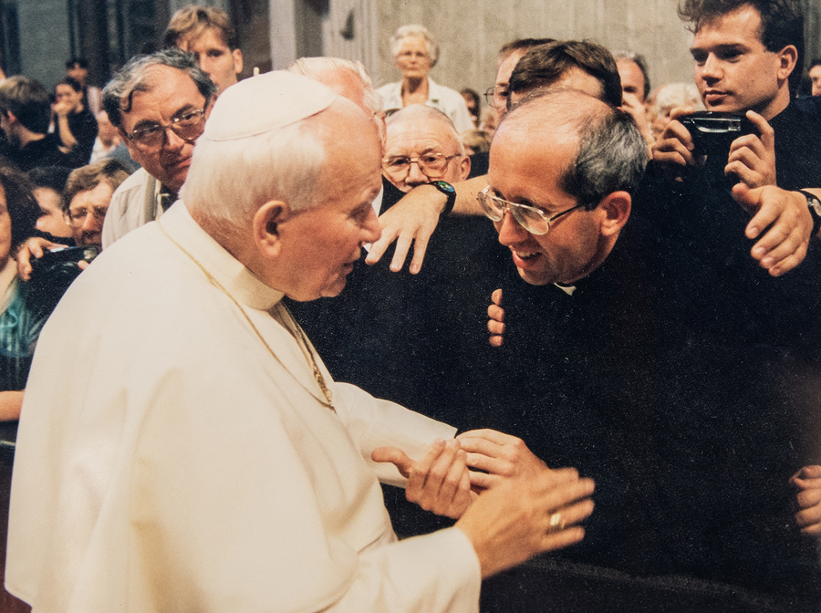 Ks. Jan Niemiec z papieżem Janem Pawłem II w latach 90. ubiegłego wieku.