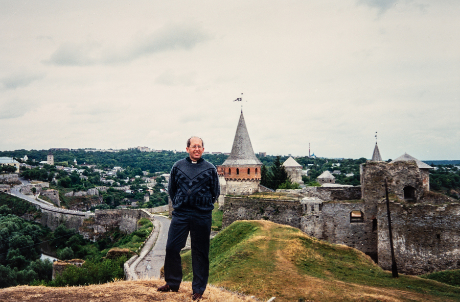 Ks. Jan Niemiec w Kamieńcu Podolskim 16 czerwca 2000 r.