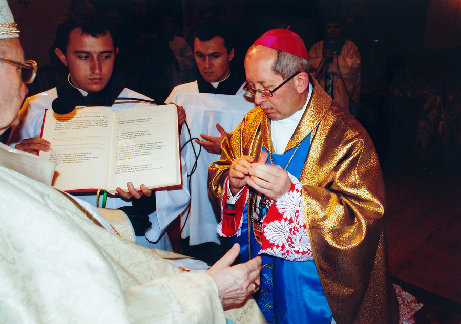 Ks. Jan Niemiec przyjmuje święcenia biskupie z rąk kardynała Mariana Jaworskiego 8 grudnia 2006 r. w uroczystość Niepokalanego Poczęcia Najświętszej Maryi Panny.