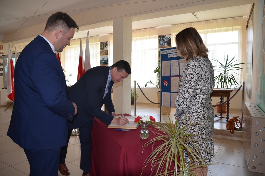 Uroczyste odsłonięcie tablicy poświęconej pamięci kpt. dypl. art. Henryka Wilka – Lubenia, 28 kwietnia 2023. Fot. Katarzyna Gajda-Bator (IPN)