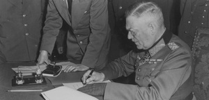 Feldmarszałek Wilhelm Keitel podpisujący akt kapitulacji Wehrmachtu, 8/9 maja 1945. Fot. Wikipedia (domena publiczna)