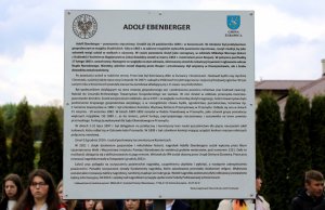 Tablica informacyjna przy grobie powstańca styczniowego Adolfa Ebenbergera w Kościenicach, w gminie Żurawica. Fot. Agata Godos (UG w Żurawicy).