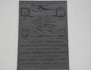 Tablica poświęconą pamięci Polaków pomordowanych na Kresach Wschodnich, umieszczona na kościele pw. Świętego Krzyża w Rzeszowie. Fot. K.Gajda-Bator