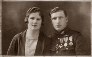 Zdjęcie 002. Antoni Bąk w mundurze strażnika granicznego z narzeczoną Anną Szarówną, ok. 1927 r.