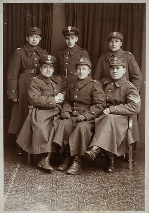 Zdjęcie 003. Kpr. Antoni Bąk (stoi pierwszy z prawej) z kolegami ze straży granicznej (lub z Korpusu Ochrony Pogranicza), przed 1939 r.