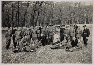 Zdjęcie 004. Żołnierze straży granicznej i policjanci przed 1939 r. W pierwszym rzędzie, czwarty z prawej (w pozycji półleżącej) – kpr. Antoni Bąk.