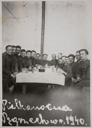 Zdjęcie 007. Żołnierze w obozie internowania dla polskich żołnierzy w Sárvár na Węgrzech podczas śniadania wielkanocnego, 24 marca 1940 r.