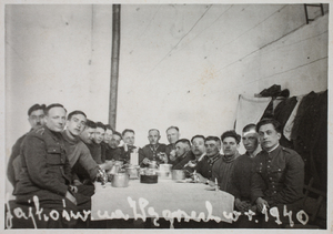 Zdjęcie 008. Żołnierze w obozie internowania dla polskich żołnierzy w Sárvár na Węgrzech podczas śniadania wielkanocnego, 24-03-1940 r.