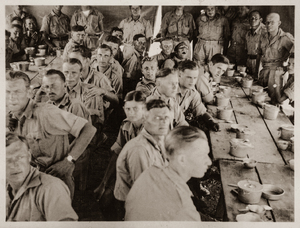 Zdjęcie 013. Żołnierze Pułku Ułanów Karpackich ubrani w angielskie mundury tropikalne typu battle dress podczas posiłku, ok. 1940–1942 r.
