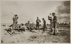 Zdjęcie 014. Żołnierze Pułku Ułanów Karpackich ubrani w angielskie mundury tropikalne typu battle dress podczas rozbijania namiotu, ok. 1940–1942 r.