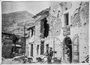 Zdjęcie 018. Żołnierze Pułku Ułanów Karpackich pełnią wartę w zrujnowanej miejscowości Caira k. Cassino, 15 maja 1944 r. Na drugim planie widoczne są stoki Monte Cairo (1669 m.n.p.m.).