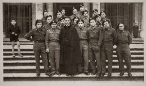 Zdjęcie 020. Żołnierze Pułku Ułanów Karpackich z o. Józefem Grochotem w Rzymie, przed Bazyliką Santa Maria Maggiore. W pierwszym rzędzie, drugi z lewej: plut. Antoni Bąk.