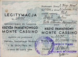 Zdjęcie 021. Legitymacja Krzyża Pamiątkowego Monte Cassino nr 38178, nadanego plut. Antoniemu Bąkowi, służącemu w Pułku Ułanów Karpackich, rozkazem Dowództwa 2 Korpusu z 25 marca 1945 r.