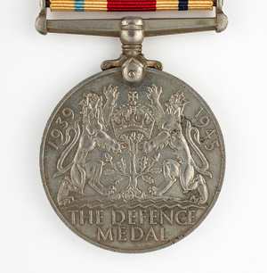Zdjęcie 023. Rewers brytyjskiego Medalu Obrony 1939–1945 (THE DEFENCE MEDAL 1939–1945). Medal ten otrzymał Antoni Bąk za udział w II wojnie światowej.