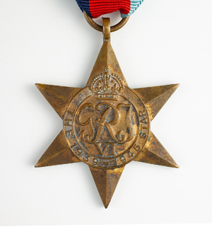 Zdjęcie 024. Awers brytyjskiej Gwiazdy za Wojnę 1939–1945 (The 1939–45 Star). Medal ten otrzymał Antoni Bąk za udział w II wojnie światowej.