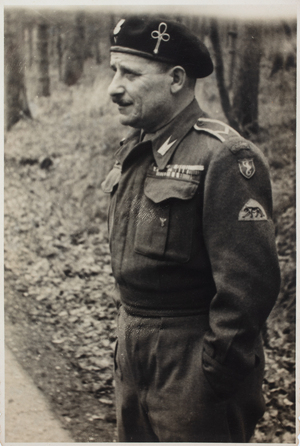 Zdjęcie 025. Wachmistrz Antoni Bąk w mundurze z oznakami 10 Pułku Huzarów. Zdjęcie wykonane przed 17 stycznia 1948 r.