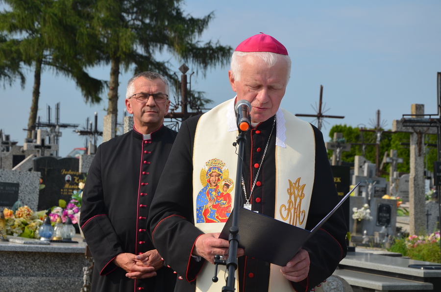 Przekazanie opieki nad byłym grobem wojennym Rodziny Ulmów z udziałem abp. Adama Szala – Markowa, 1 lipca 2023. Fot. Katarzyna Gajda-Bator (IPN)