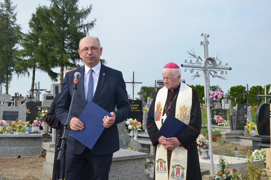 Przekazanie opieki nad byłym grobem wojennym Rodziny Ulmów z udziałem dr Mateusza Szpytmy – Markowa, 1 lipca 2023. Fot. Katarzyna Gajda-Bator (IPN)