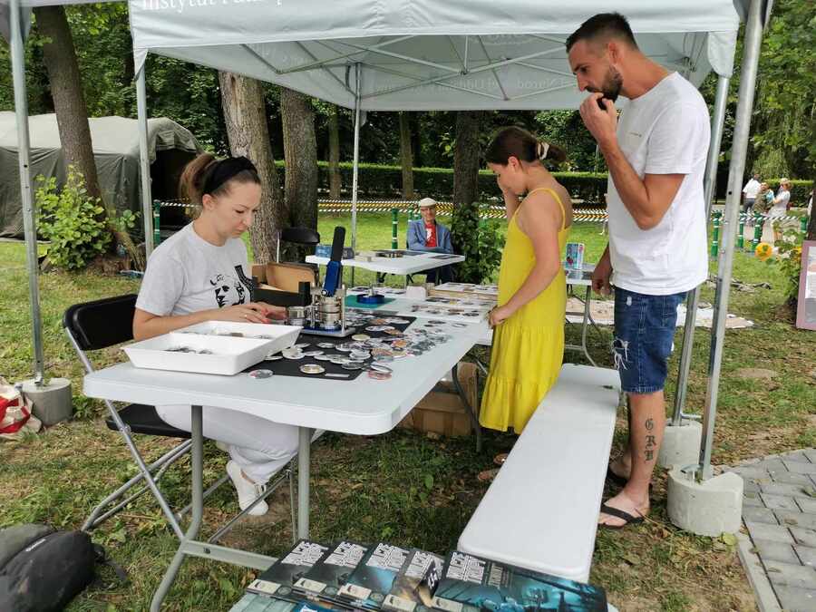 Stoisko edukacyjne IPN podczas święta 24. Pułku Ułanów im. H.W.K. Stanisława Żółkiewskiego – Kraśnik, 2 lipca 2023. Fot. Stanisław Stopyra (IPN)