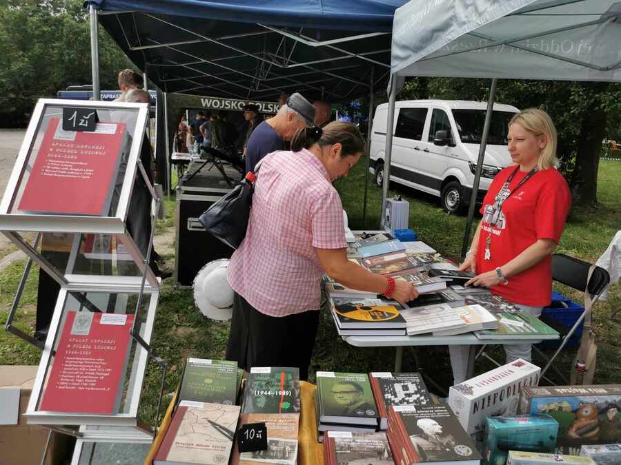 Stoisko edukacyjne IPN podczas święta 24. Pułku Ułanów im. H.W.K. Stanisława Żółkiewskiego – Kraśnik, 2 lipca 2023. Fot. Stanisław Stopyra (IPN)
